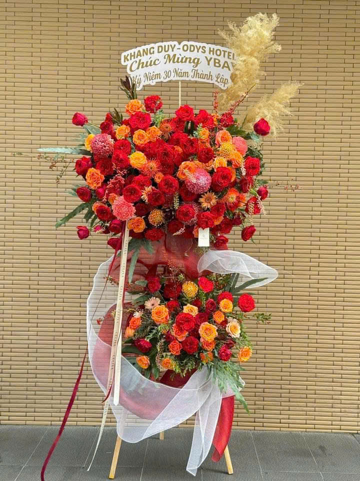 Kệ hoa khai trương màu đỏ