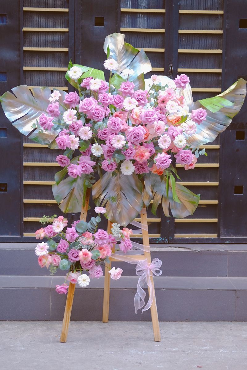 Kệ hoa khai trương màu tím