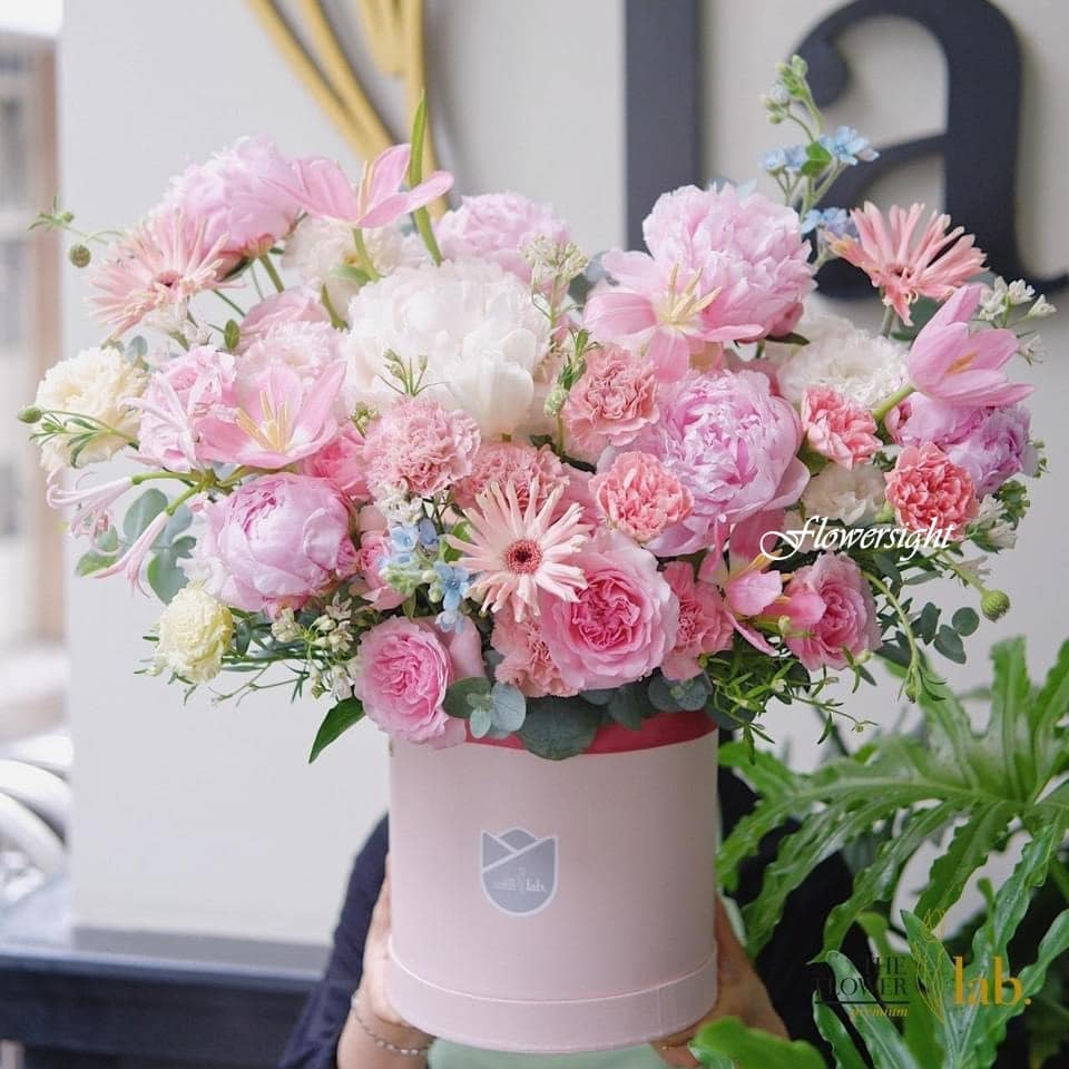 Hộp hoa mẫu đơn kết hợp với hoa hồng