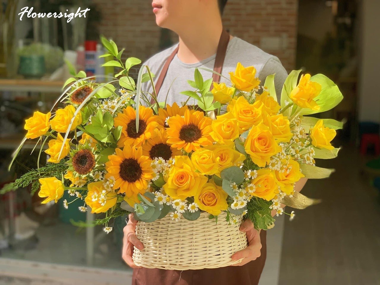 Giỏ hoa hướng dương vàng mừng ngày thành lập công ty