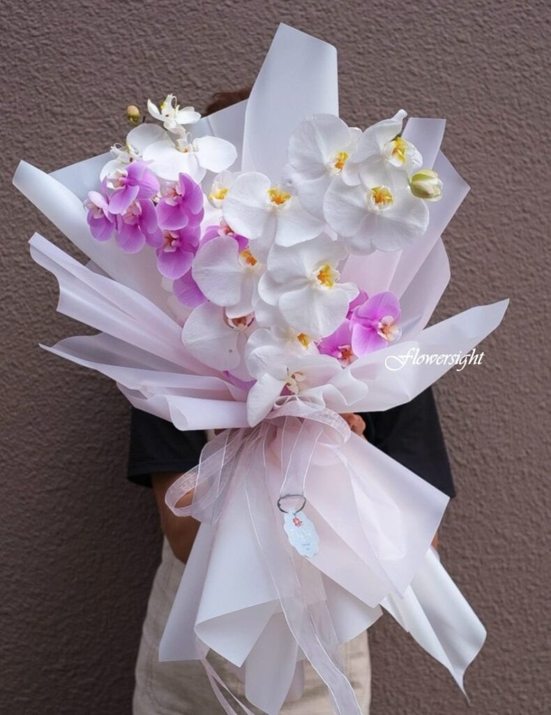 Mẫu bó hoa lan được thiết kế đơn giản nhưng không kém phần tinh tế tại FlowerSight