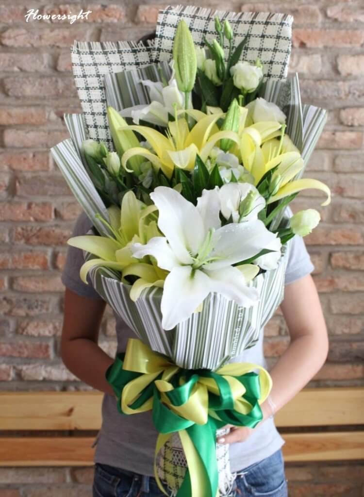 Bó hoa loa kèn vàng