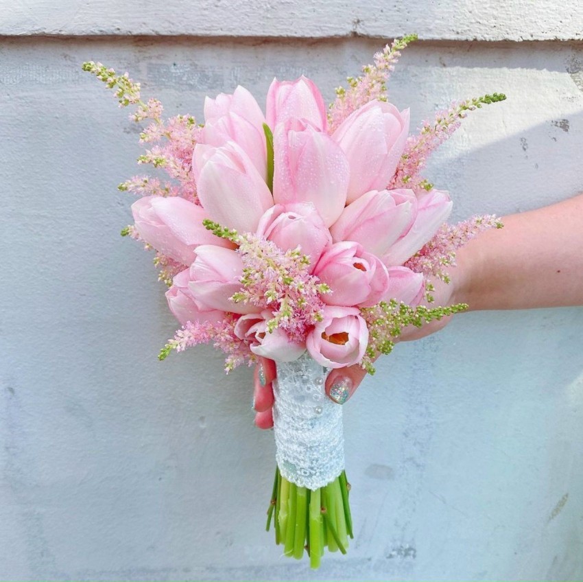 Bó hoa tulip hồng dáng ngắn