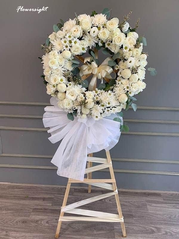 Vòng hoa cúc trắng tưởng nhớ người đã mất