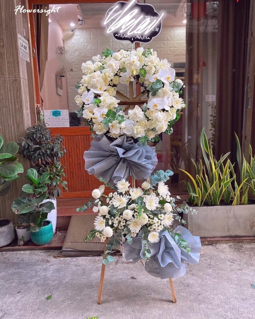 Vòng hoa tưởng nhớ người đã mất