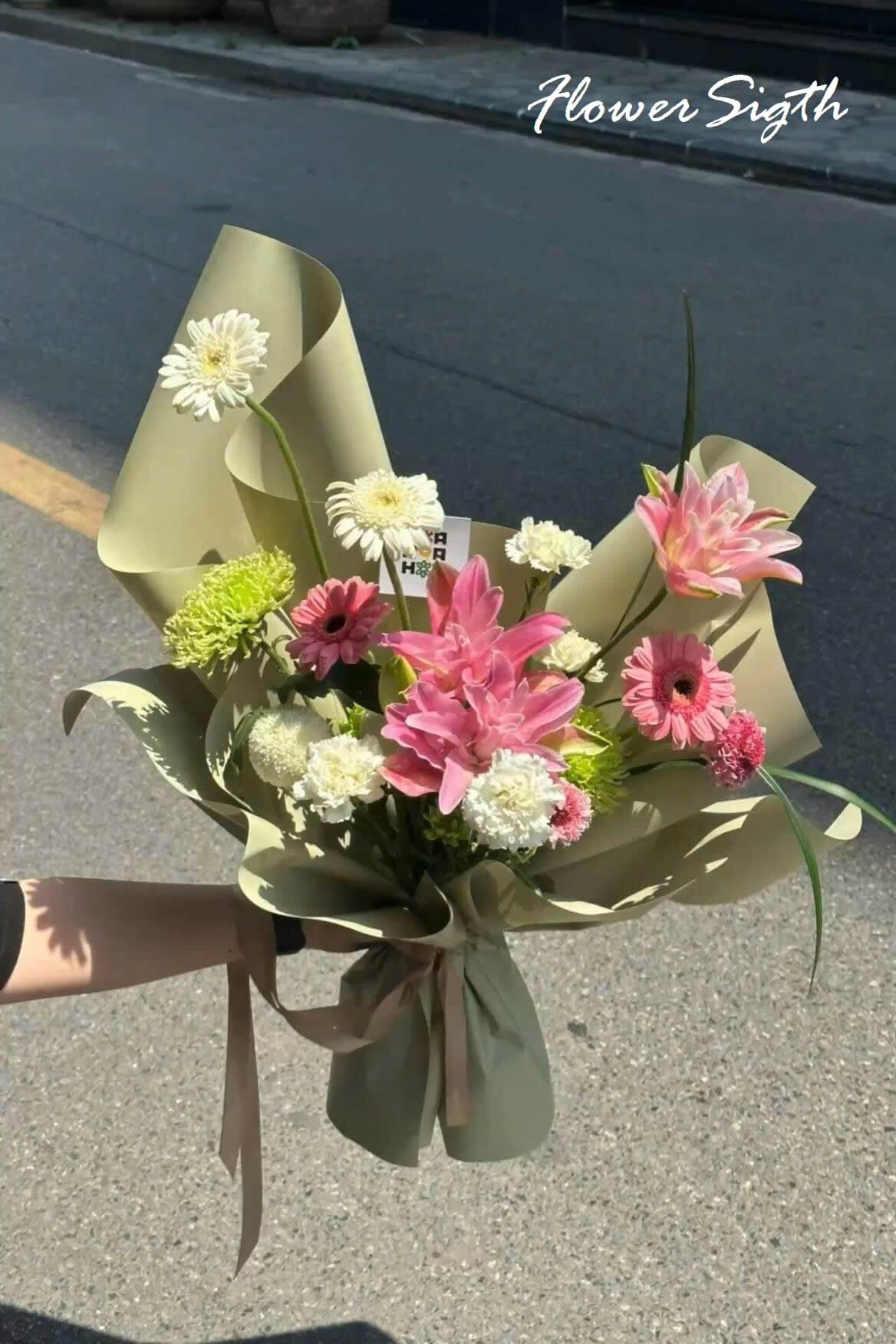 Bó hoa loa kèn kết hợp nhiều loại hoa khác