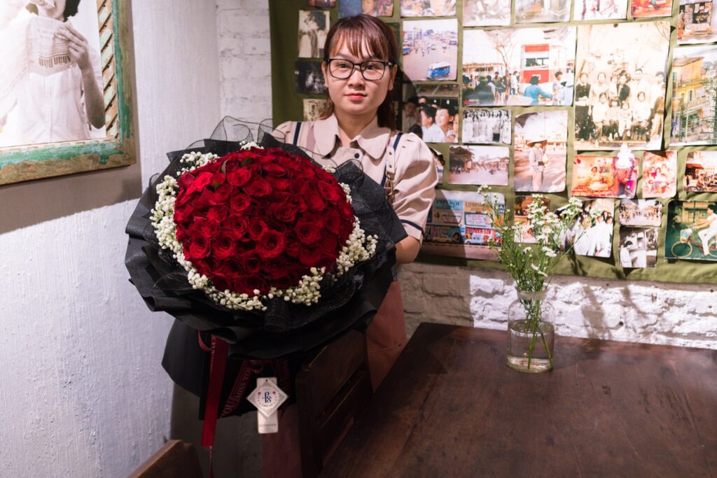 Loài hoa lạnh lùng vô cảm - hồng đỏ đậm