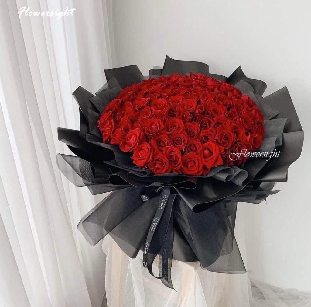 Bó hoa hồng đỏ với hương thơm nhẹ nhàng và lãng mạn