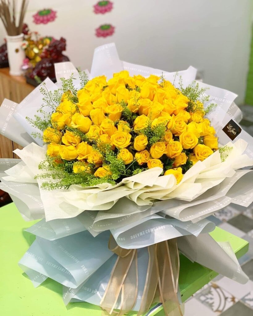 Những bông hồng vàng trên nền lá xanh đầy tạo nên một vẻ ngoài đầy sang trọng và bắt mắt