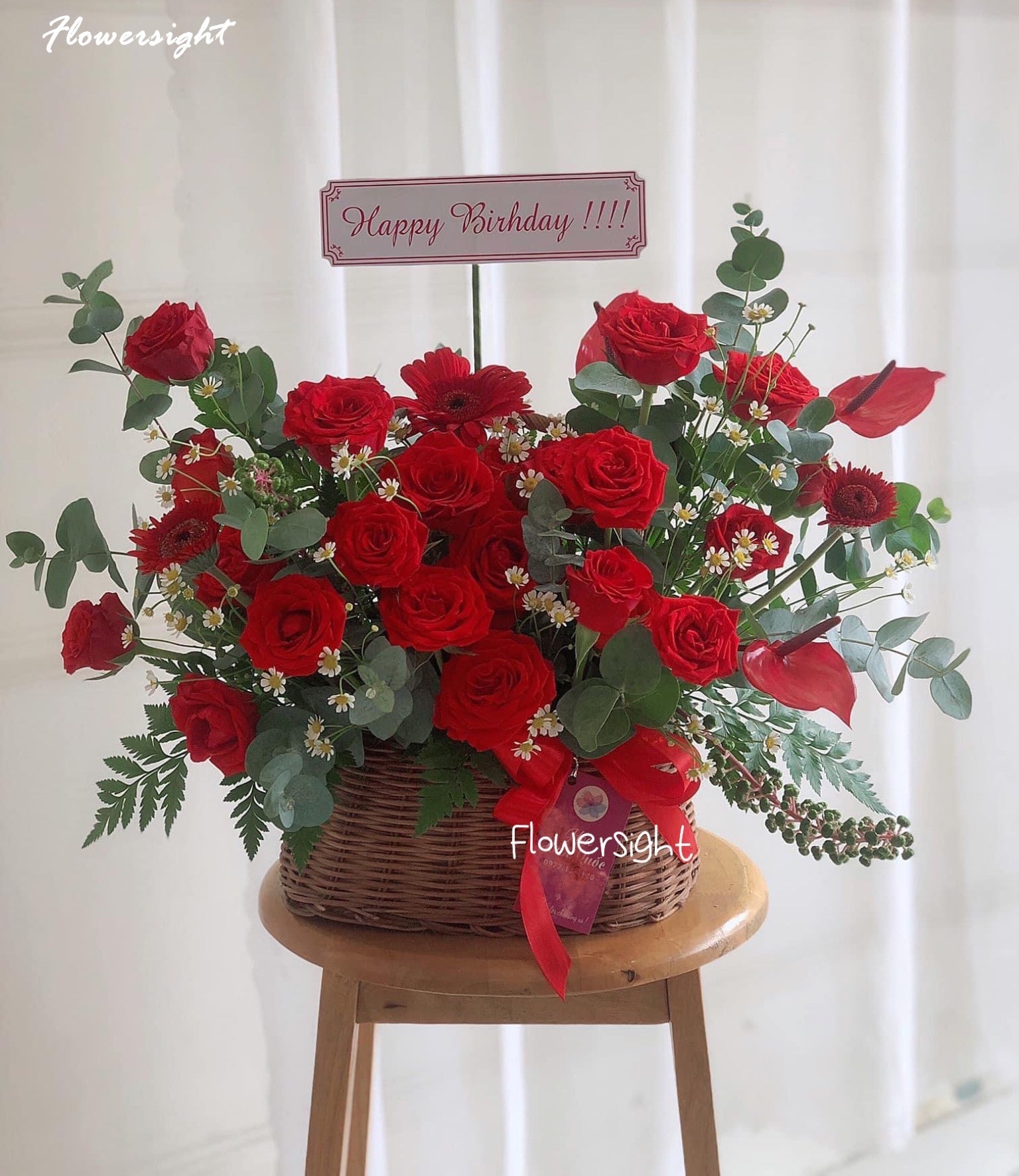 Giỏ hoa hồng đẹp đơn giản tone màu đỏ