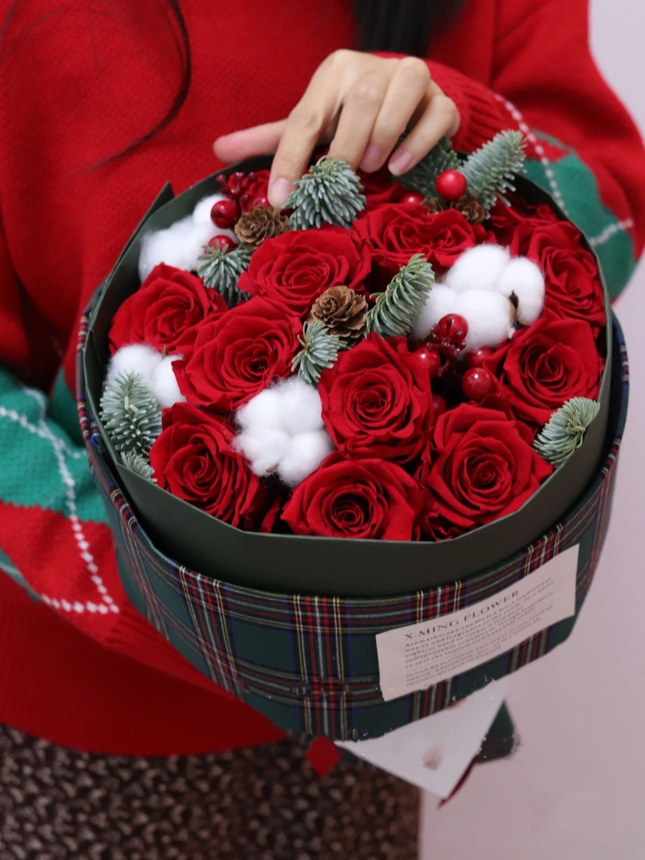 Bó hoa hồng đỏ kết hợp với quả thông, lá thông khô đậm chất Noel