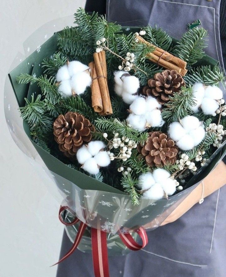 Bó hoa từ quả thông khô và lá thông tươi