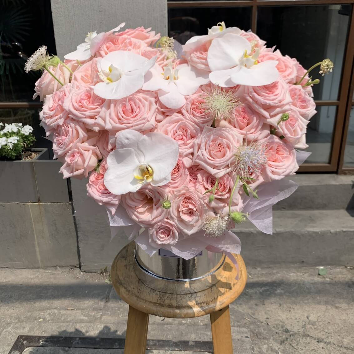 giỏ hoa hồng hình trái tim