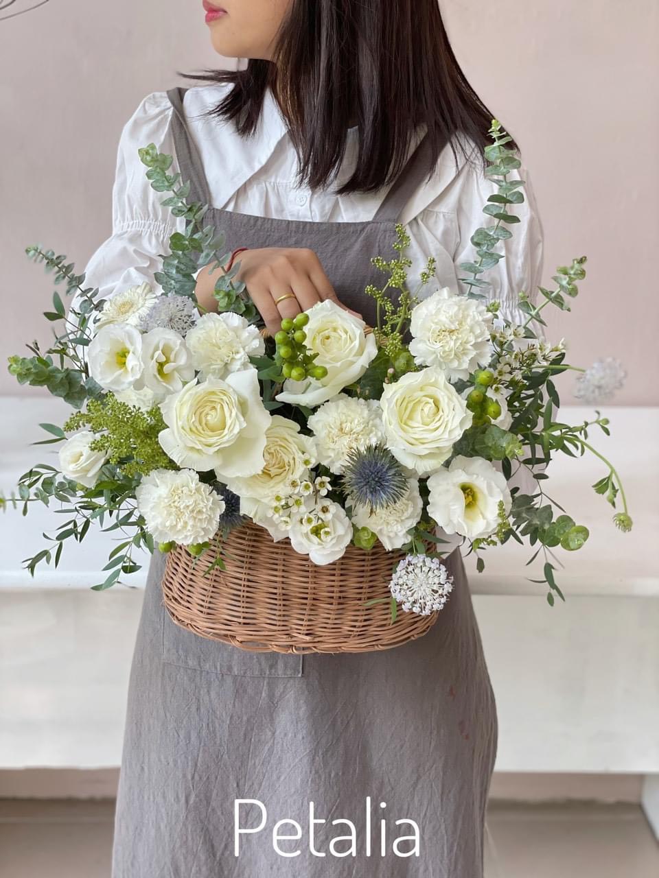 Giỏ hoa hồng trắng hoà nhạc tình