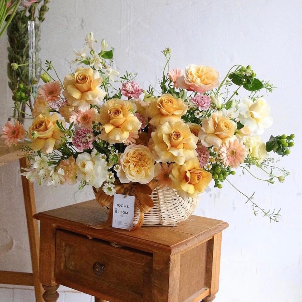 Giỏ hoa tươi giá rẻ tại TPHCM "Enchanting Bliss"