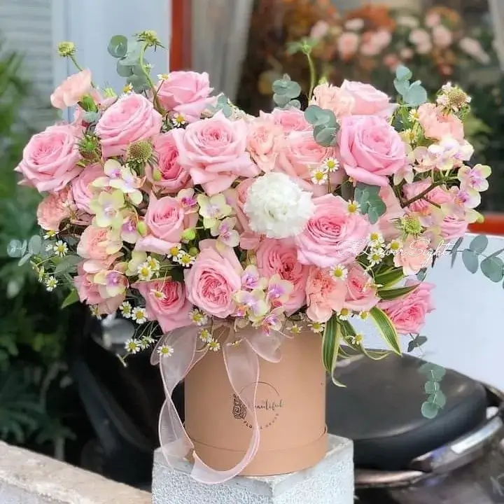 hộp hoa tươi chúc mừng màu cà phê