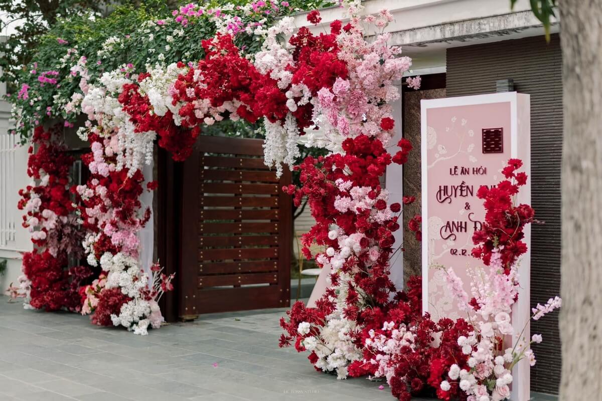 cổng hoa cưới tone đỏ