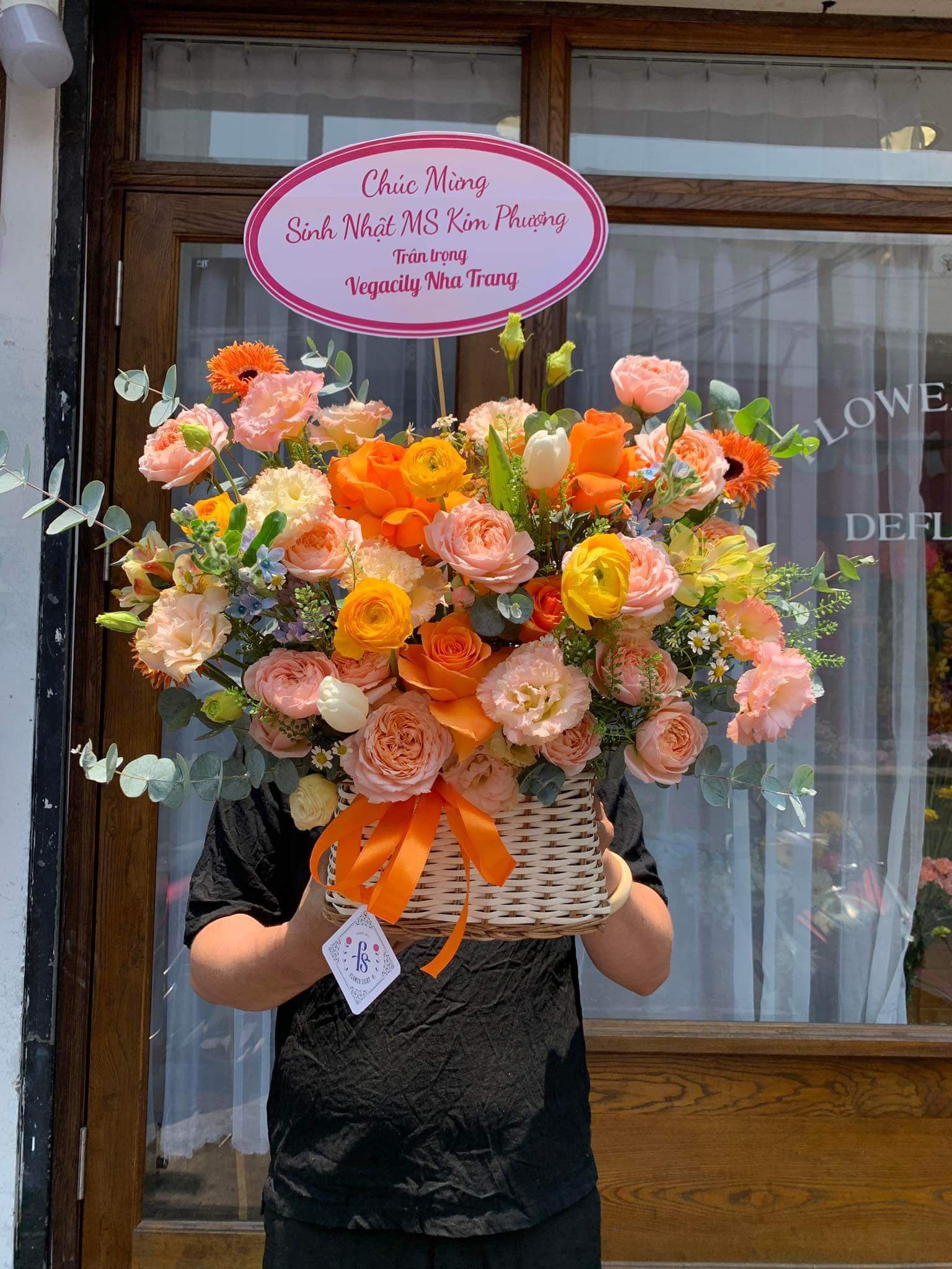 kệ hoa khai trương màu cam đỏ