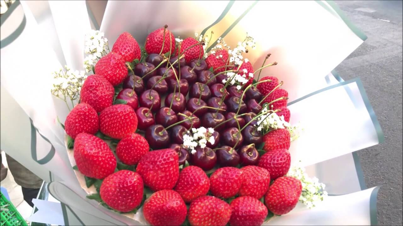 Bó hoa dâu tây và cherry