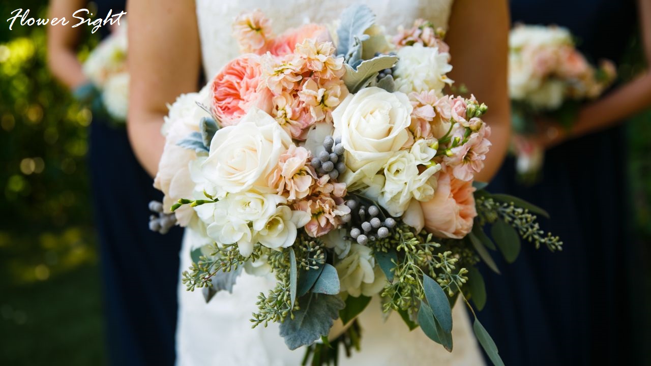 Bó hoa cưới cổ điển kết hợp nhiều loại hoa