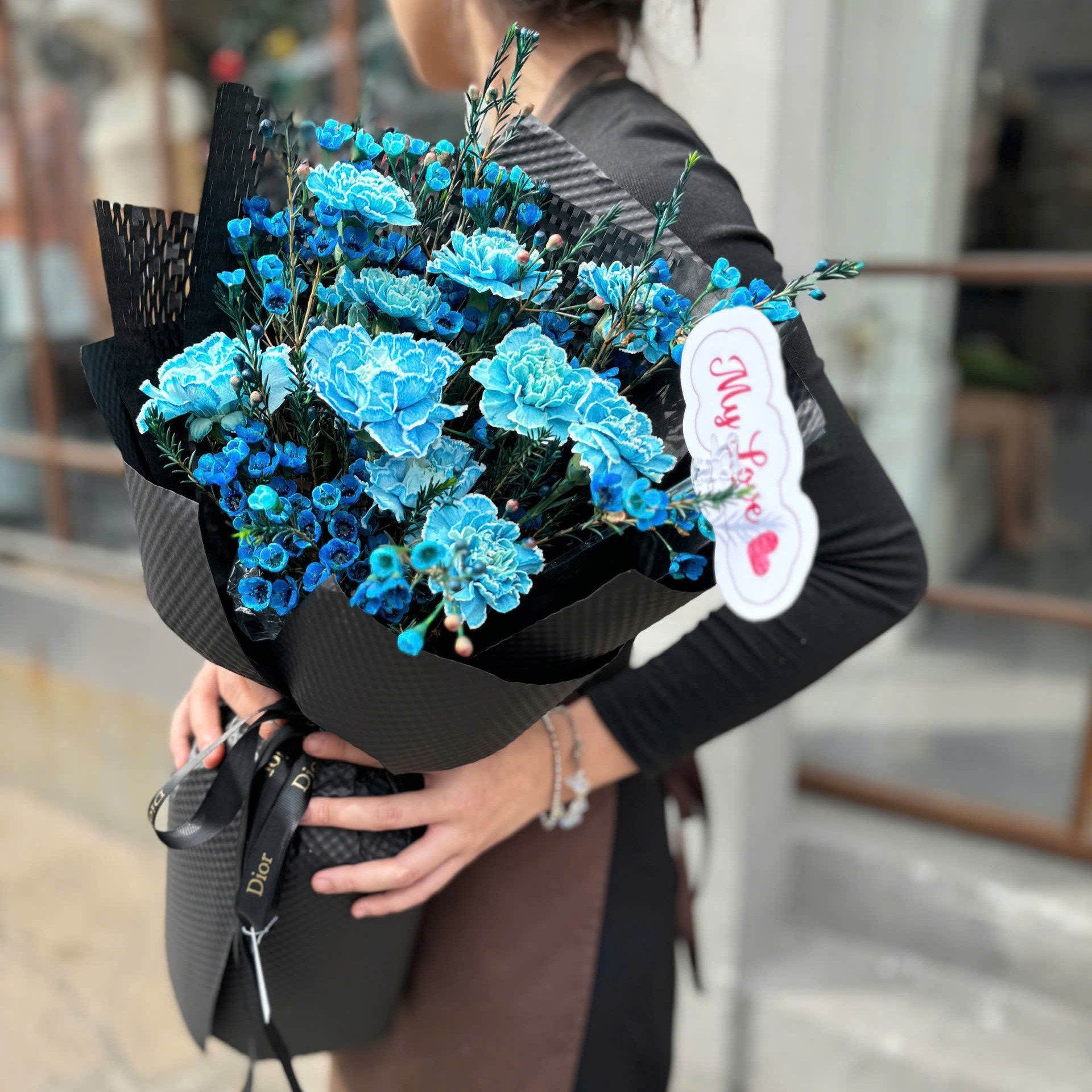 Bó hoa màu xanh đen