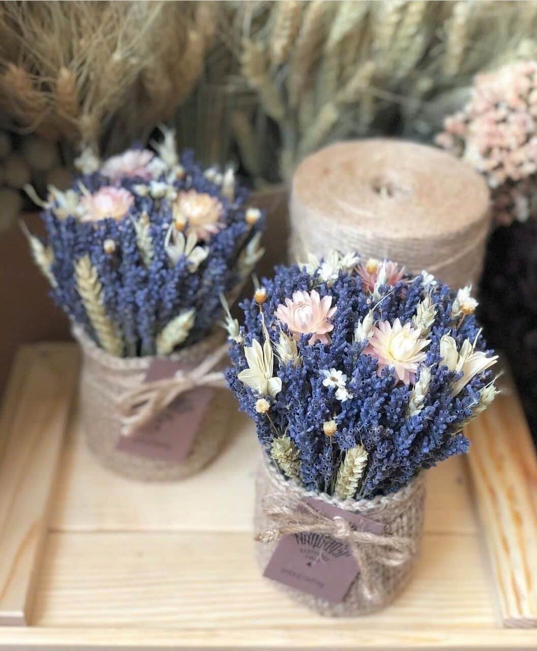 Giỏ hoa oải hương xanh