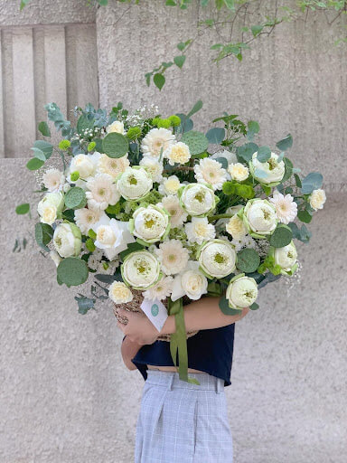 Hoa để bàn màu trắng