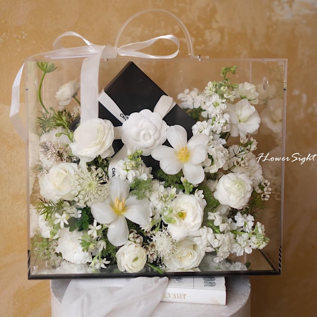 Hoa để bàn màu trắng