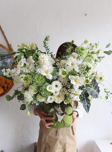 Hoa để bàn màu trắng