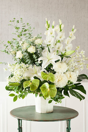 Hoa để bàn màu trắng