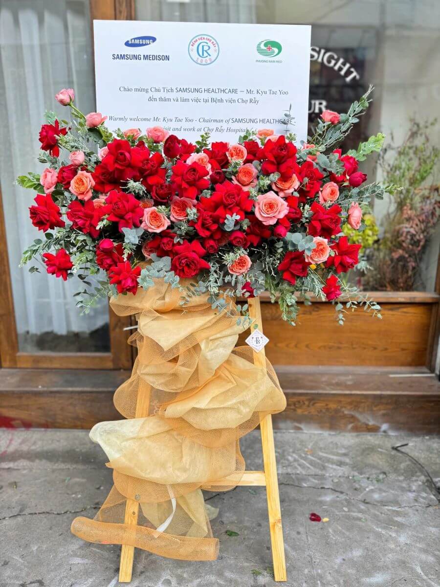 Kệ hoa màu đỏ mang lại may mắn trong ngày khai trương