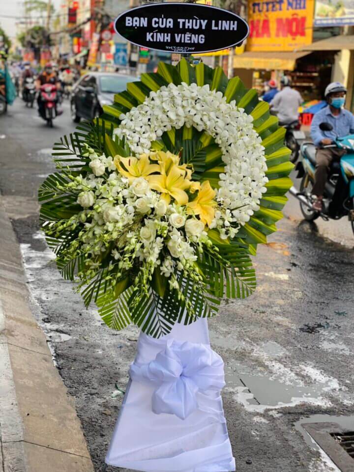 Kệ hoa tang huệ trắng