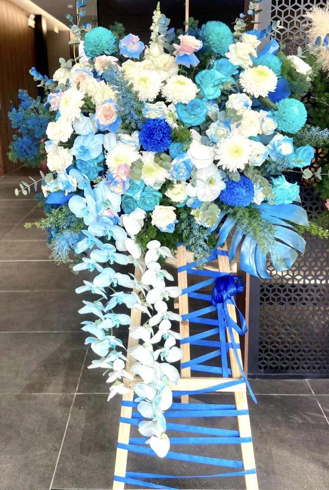 Kệ hoa khai trương màu xanh