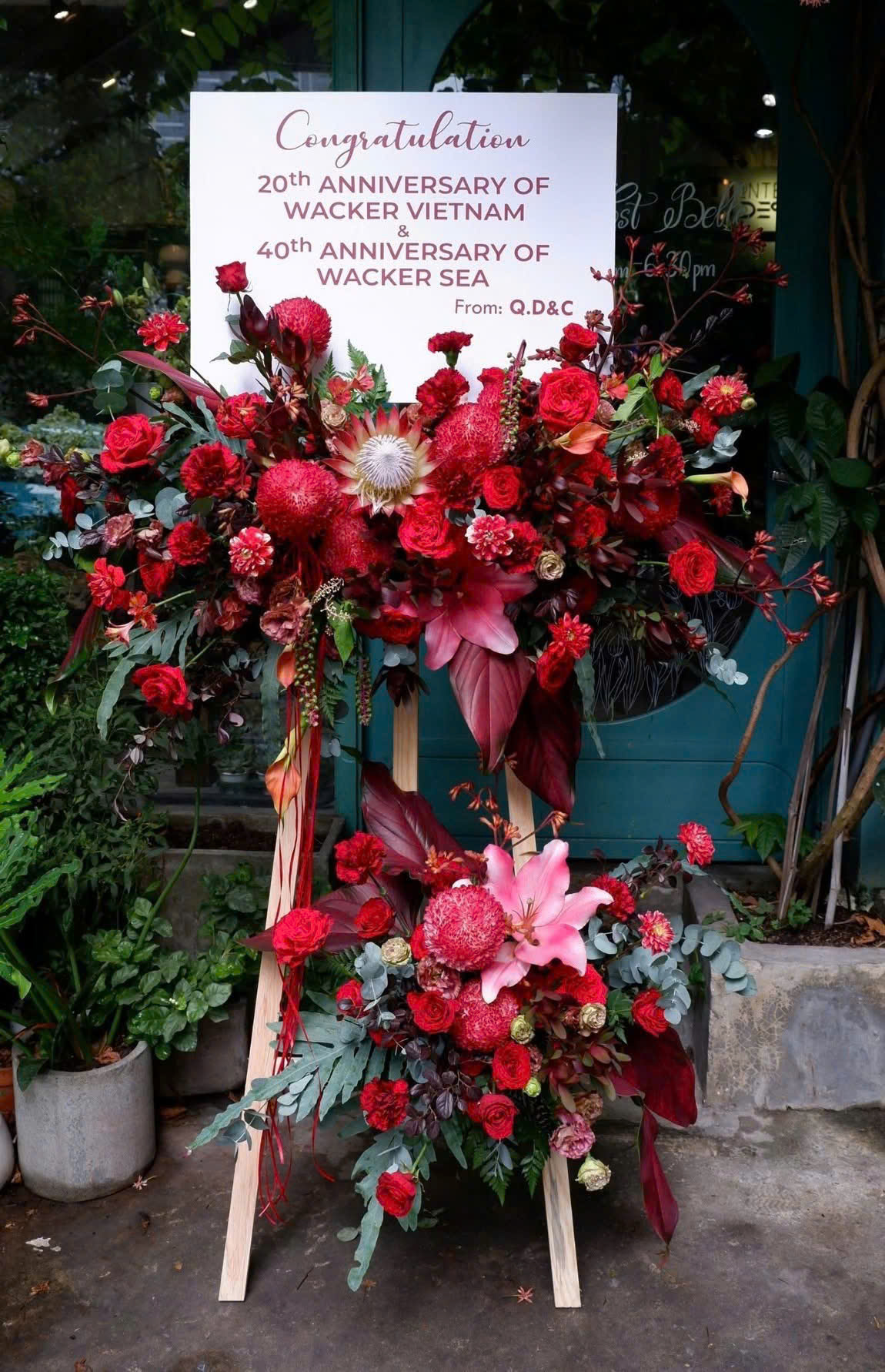 Kệ hoa ly hồng chúc mừng