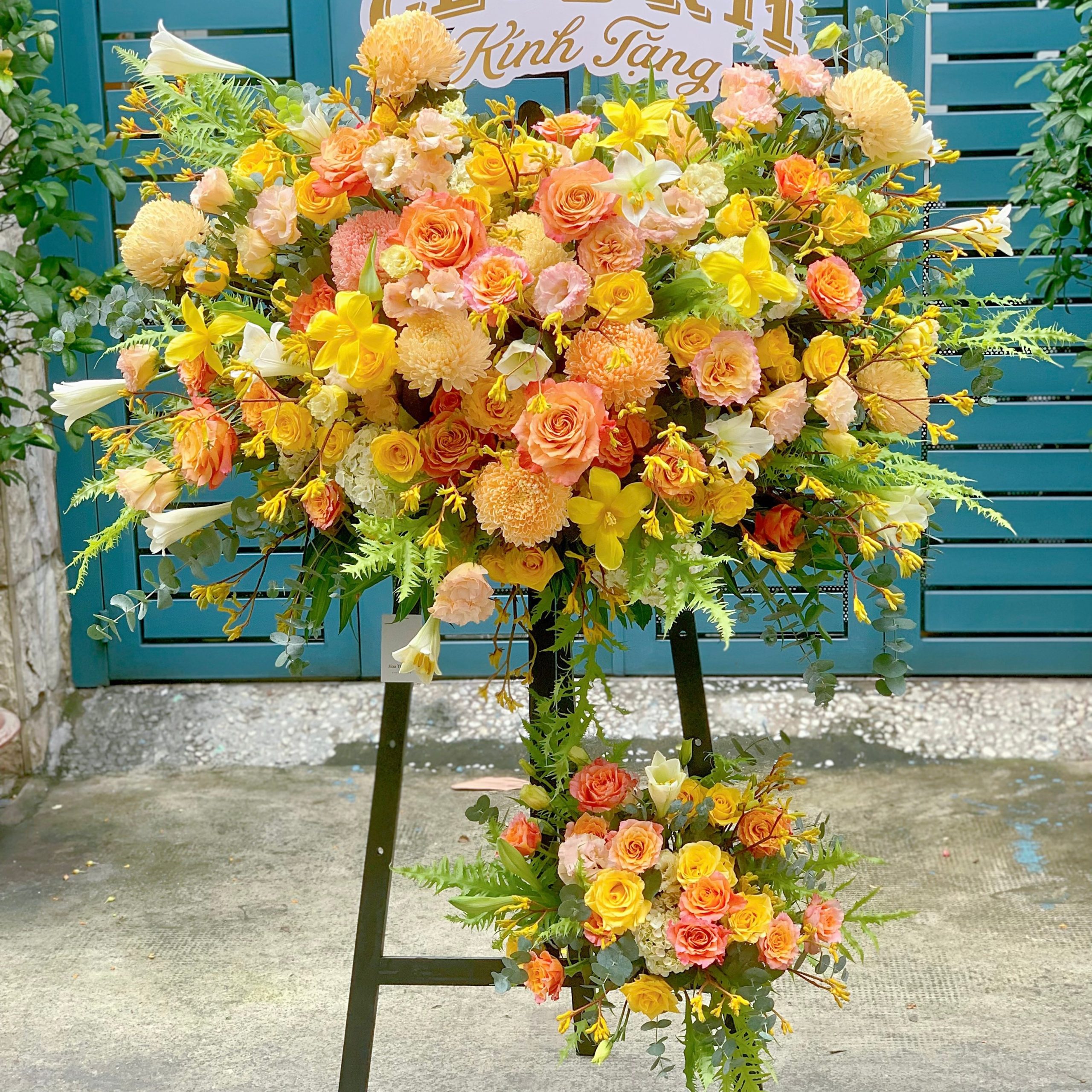 Kệ hoa màu vàng