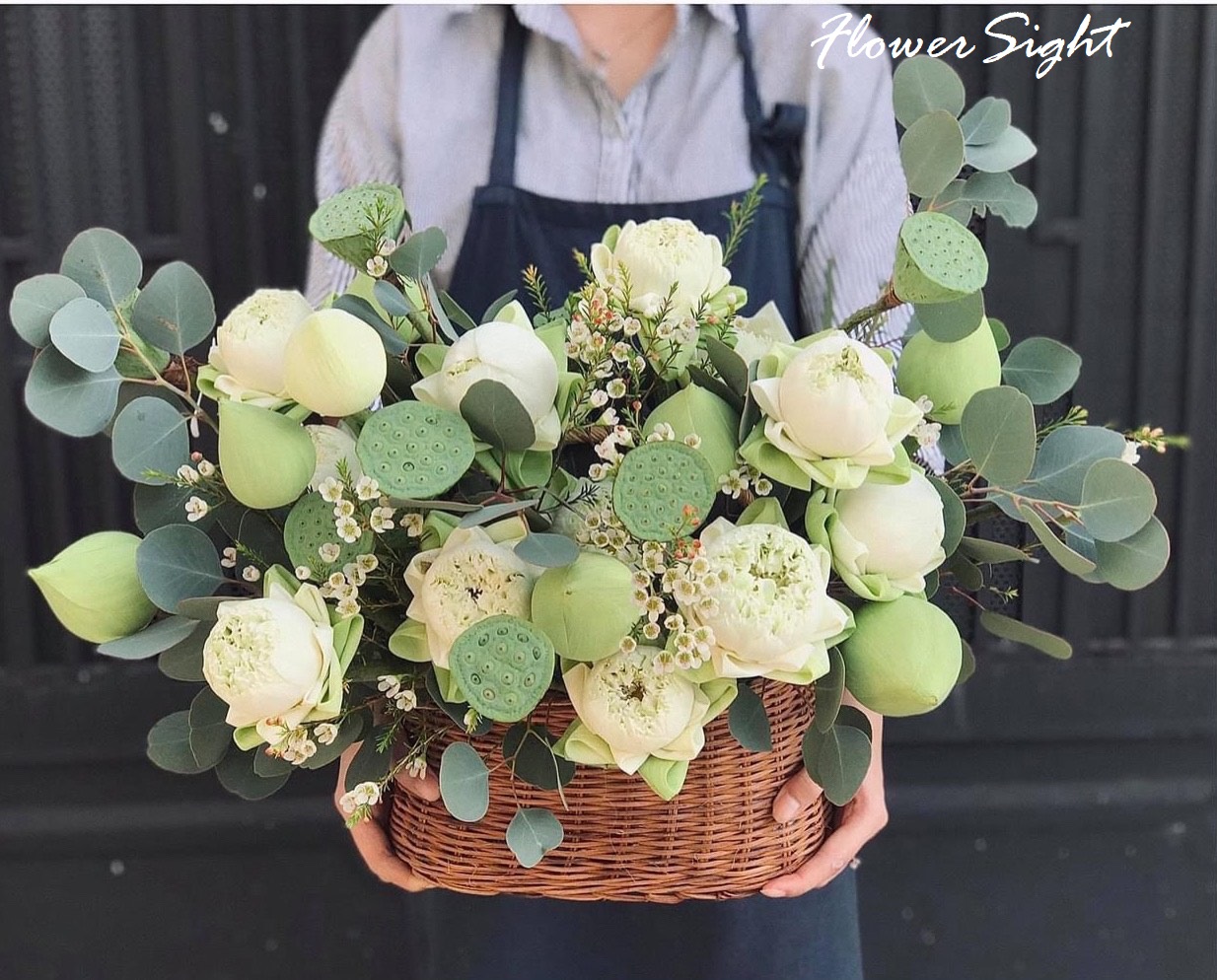 Giỏ hoa sen trắng đẹp